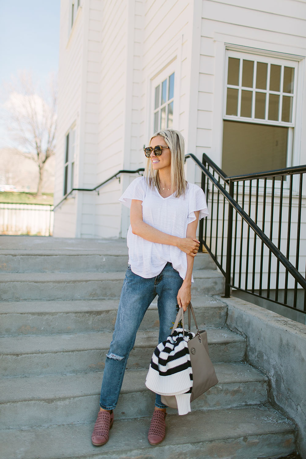 Embroidered shop jeans outfit