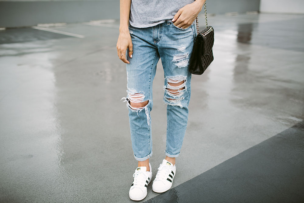 How to get dressed in 5 minutes or less | casual outfit ideas | weekend wear | distressed boyfriend jeans | Little Miss Fearless