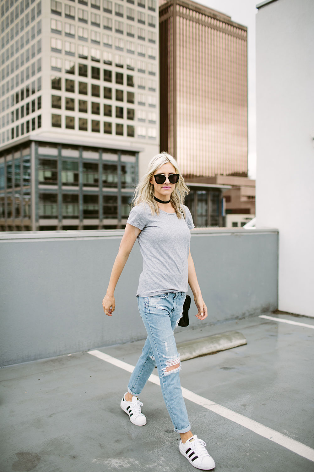 How to get dressed in 5 minutes or less | casual outfit ideas | weekend wear | distressed boyfriend jeans | Little Miss Fearless