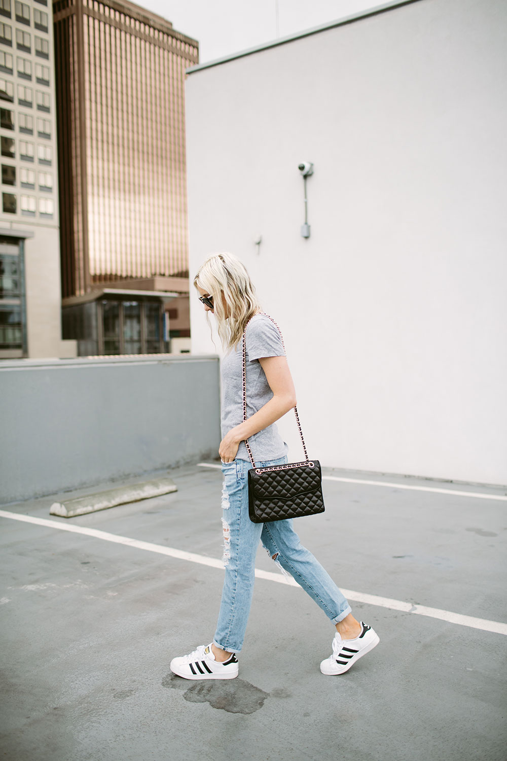 How to get dressed in 5 minutes or less | casual outfit ideas | weekend wear | distressed boyfriend jeans | Little Miss Fearless