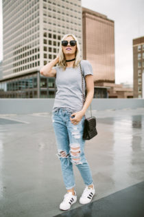 How to get dressed in 5 minutes or less | casual outfit ideas | weekend wear | distressed boyfriend jeans | Little Miss Fearless