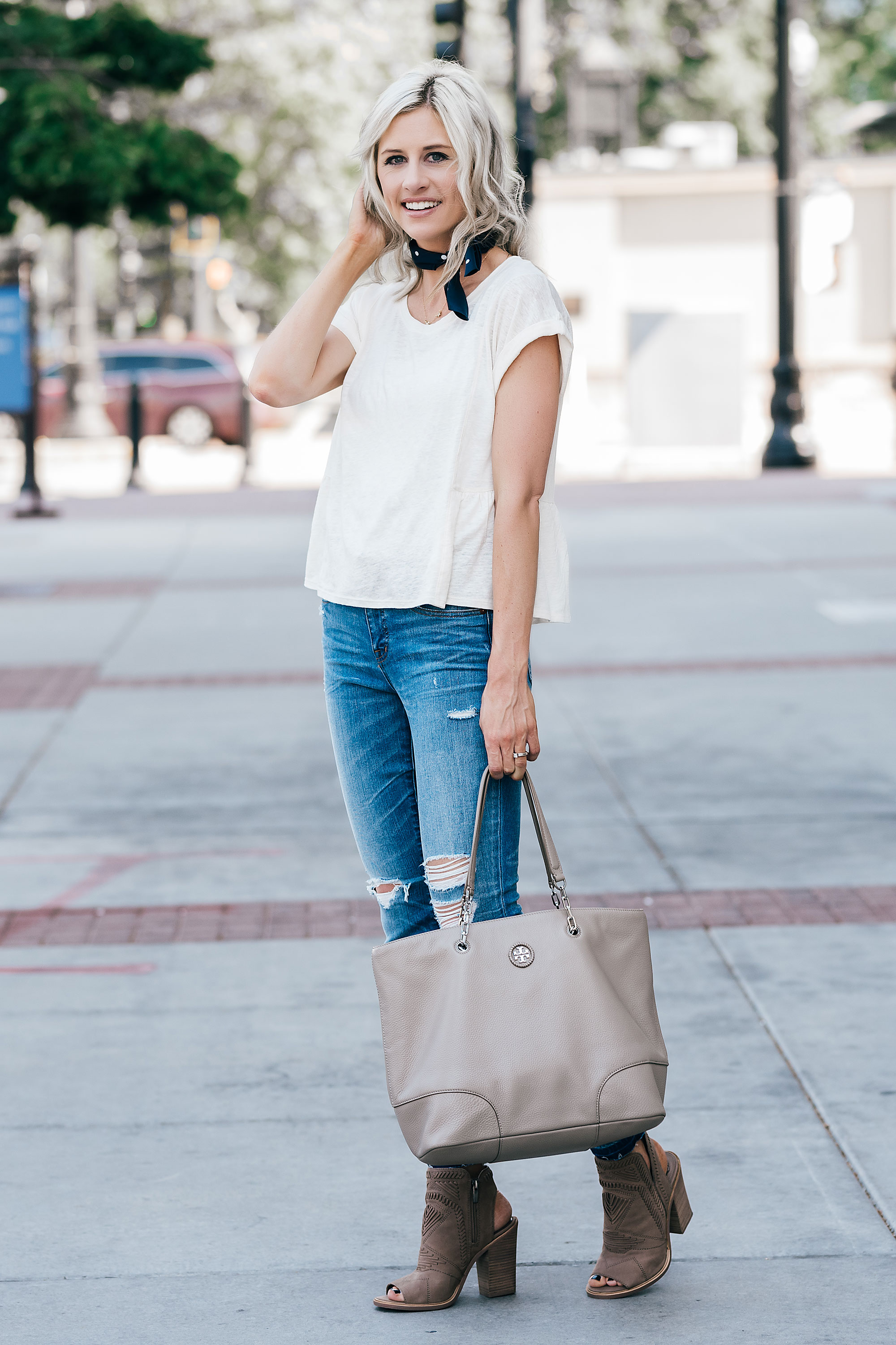 An Easy (and Affordable) Way to Update Your Favorite Basics | How to Wear a Neck Scarf | Transitional fall outfit ideas | Best bags for fall | Best shoes for fall | Little Miss Fearless