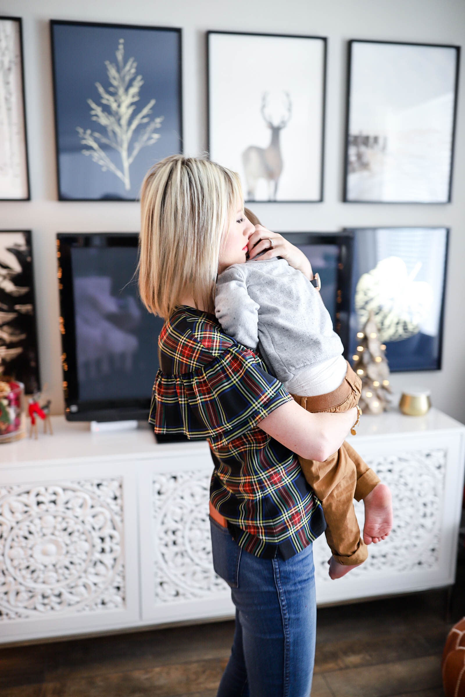 4 Simple Ways to Update Your Home Decor for the Holidays | gallery wall inspiration | minted art styling service | Little Miss Fearless