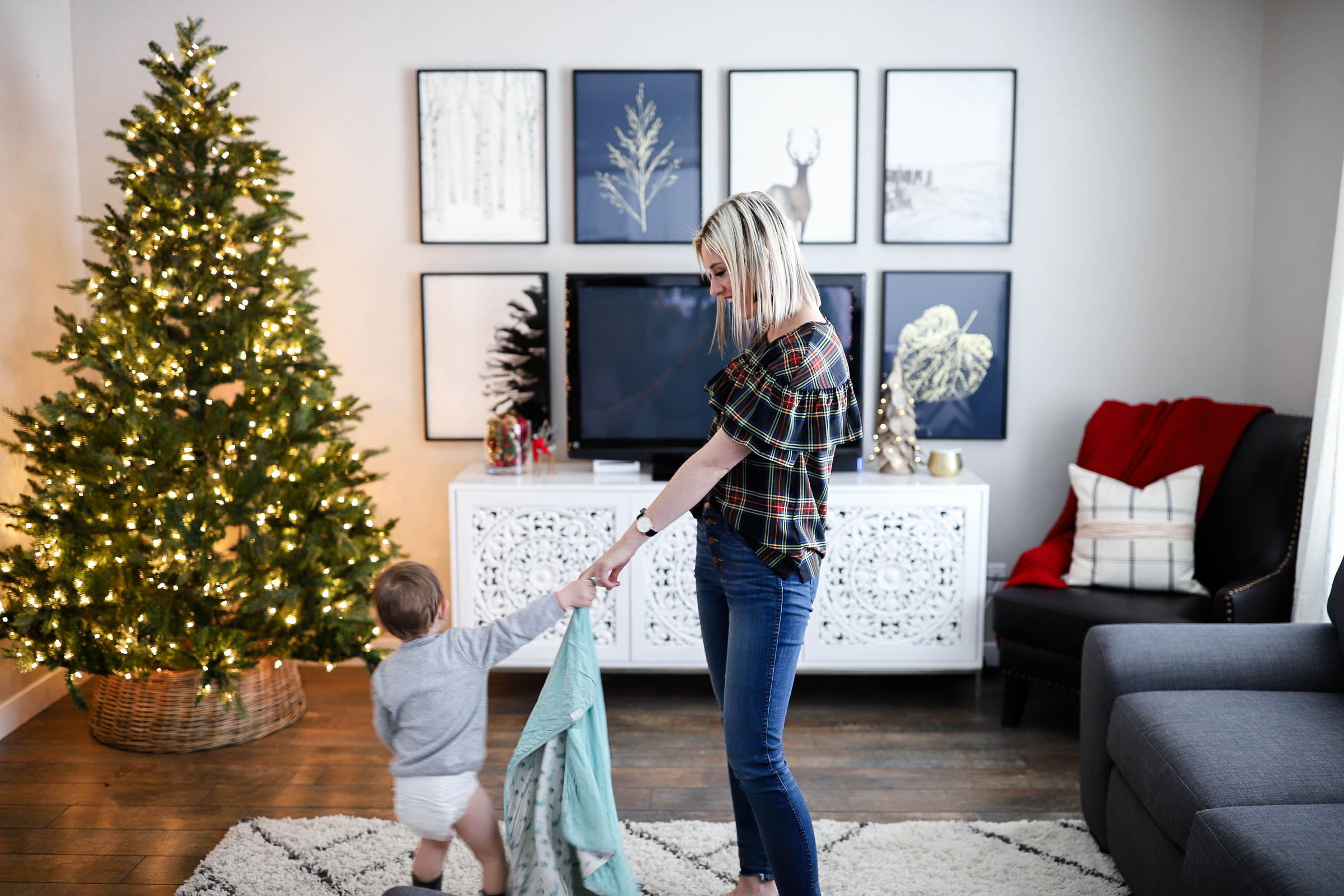 4 Simple Ways to Update Your Home Decor for the Holidays | gallery wall inspiration | minted art styling service | Little Miss Fearless