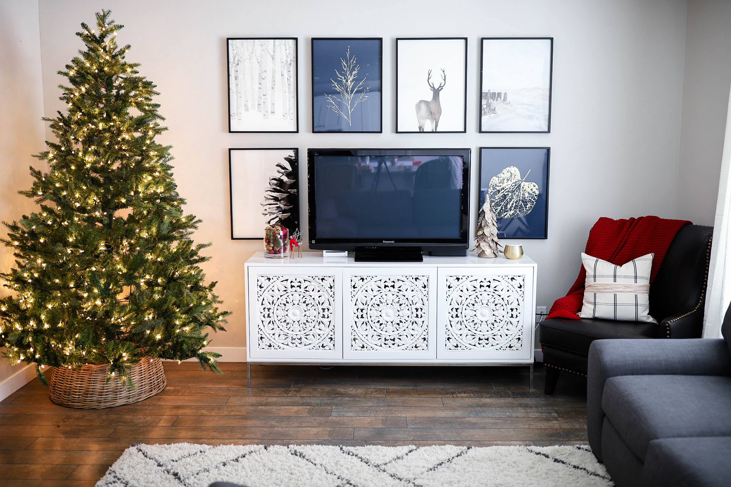 4 Simple Ways to Update Your Home Decor for the Holidays | gallery wall inspiration | minted art styling service | Little Miss Fearless