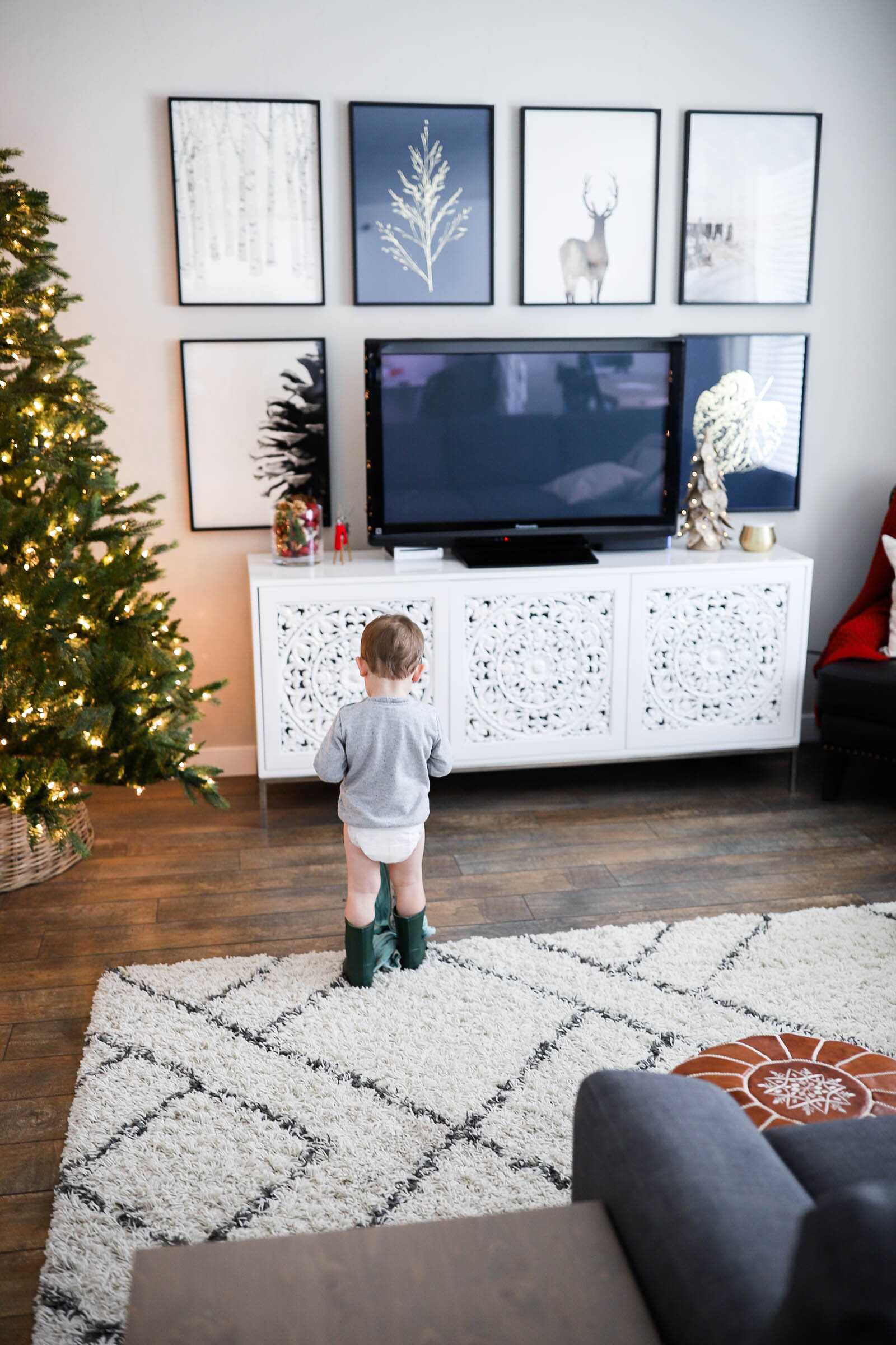 4 Simple Ways to Update Your Home Decor for the Holidays | gallery wall inspiration | minted art styling service | Little Miss Fearless